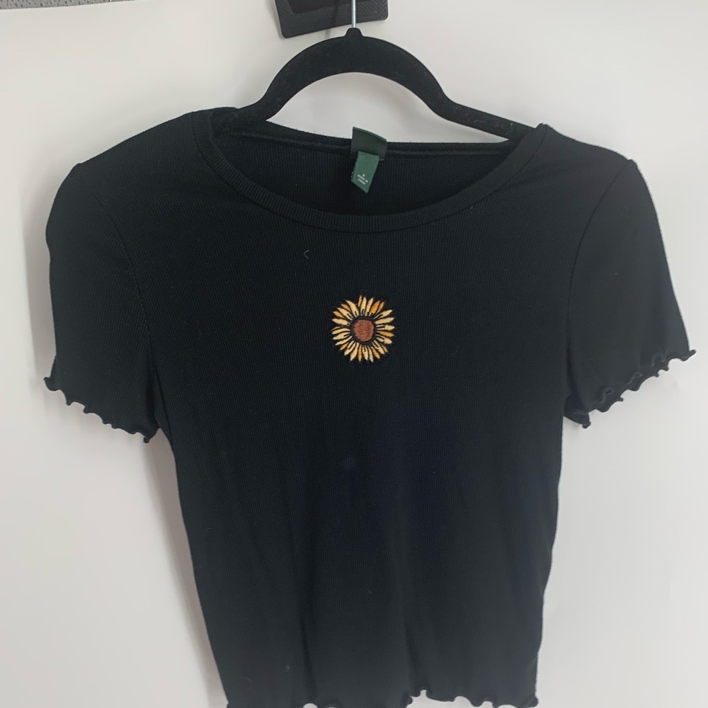 🌞 Wild Fable cropped t-shirt with ruffles and embroidered sunflower.